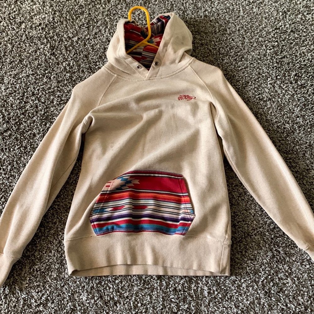 Brand: hooey. Color: cream and Aztec. Has a little stain barley noticeable